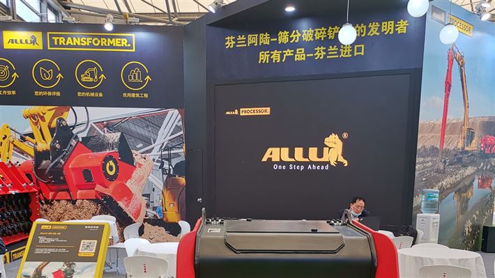 芬蘭阿陸有限公司與鄭州德森環(huán)境科技有限公司采購篩分破碎鏟斗協(xié)議簽訂現(xiàn)場！